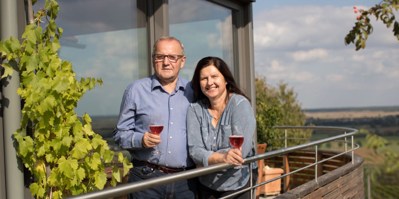 Herr und Frau Grosz auf einem Balkon