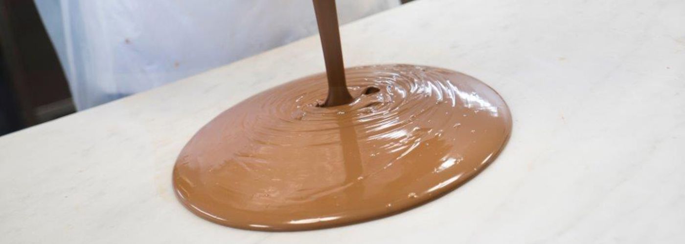 Flüssige Schokolade wird gegossen